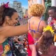 'Para tudo!': Ivete Sangalo interrompe desfile para celebrar pedido de casamento