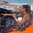 Ivete Sangalo para trio elétrico após pedido de casamento no meio da folia