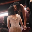 Climão no Oscar 2025: Beijo frio entre Selena Gomez e Karla Sofía Gascón viraliza nas redes