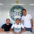 Zagueiro considerado uma das joias do Coritiba assina primeiro contrato profissional