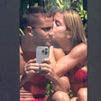 Jade Picon e André Lamoglia são vistos em clima de romance em camarote na Sapucaí