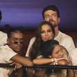 Anitta é flagrada em clima de romance com moreno misterioso na Sapucaí