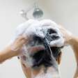 Como usar shampoo corretamente? Confira cinco erros comuns