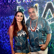 Pai de Anitta curte camarote na Sapucaí acompanhado e revela estar casado