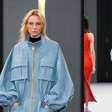 Carol Trentini, supermodelo brasileira, desfila na Semana de Moda de Paris pela Balmain