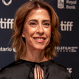 Fernanda Torres aproveita férias com malas de luxo