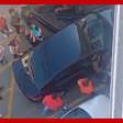 Policial quebra vidro para retirar bebê preso dentro de carro em Minas Gerais