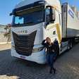 Mulheres que pilotam ônibus e caminhões podem aliviar crise