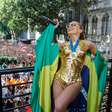 Anitta homenageia Rebeca Andrade e canta hit do carnaval com J Eskine em bloco no Rio