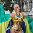 Anitta homenageia Rebeca Andrade com look de ginasta e medalha em bloco no RJ