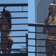 Anitta para bloco de Carnaval para dar bronca em assaltante: 'Favelada eu também sou'