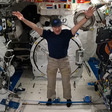 Astronauta da Nasa mostra como veste as calças na microgravidade e viraliza; veja vídeo
