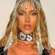 Virginia aposta em look transparente de Carnaval e é detonada na web: 'Vulgar'