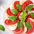Salada caprese: dieta saudável não precisa ser sem sabor