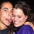 Atriz revela que engravidou de vocalista do Red Hot Chili Peppers aos 17 anos e abortou: 'Não queria ser pai'