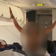 Mulher fica nua e causa confusão após voo decolar e avião retorna ao aeroporto nos Estados Unidos