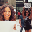 Claudia Ohana protesta contra etarismo em SP: 'Não estamos velhas aos 62'