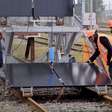 A França tem milhares de quilômetros de trilhos de trem não utilizados; então, está cobrindo-os com painéis solares