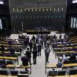 Câmara dos Deputados aprova projeto que garante atendimento prioritário a pais e cuidadores de pessoas com deficiência no SUS