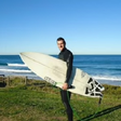 Surfista é atacado por tubarão na frente de namorada e desaparece na Austrália