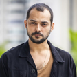 Eduardo Sterblitch quebra protocolo ao zombar de reality da Record ao vivo na Globo: 'Desespero'