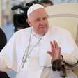 Papa Francisco, ainda internado, comemora com bolo seus 12 anos de pontificado, diz o Vaticano