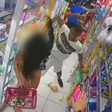Câmeras flagram homem agredindo companheira com socos em mercado; agressor foi preso