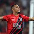 Com hat-trick de Luiz Fernando, Athletico vence Guarany e avança na Copa do Brasil