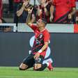 Luiz Fernando brilha com hat-trick e comanda triunfo do Athletico na Copa do Brasil