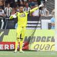 Botafogo acerta renovação de contrato com o goleiro John