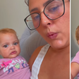Bebê de 9 meses vê a mãe assobiando e tenta imitar som; assista ao vídeo