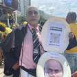 Homem se veste de Alexandre de Moraes e é muito 'tietado' em manifestação bolsonarista