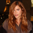 De tenniscore a casaco peludo: veja looks de Ewbank em Paris