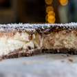 Bolo de chocolate com beijinho e coco ralado: perfeito para aniversários