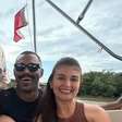 Milton Cunha curte passeio de barco com o namorado e amigos
