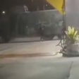 'Caveirão' da PM do RJ é pichado com policiais dentro do veículo; assista