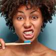 Sua escova de dente pode estar cheia de bactérias; saiba como limpar