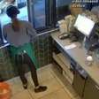 Homem deve receber US$ 50 milhões após ter partes íntimas queimadas por chá do Starbucks