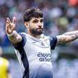 Yuri Alberto se transforma em vendedor de picolés e diverte crianças durante folga no Corinthians