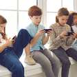 Médico alerta: Uso de celulares está causando dor nas mãos de crianças e adolescentes