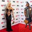 Troca de visuais, mensagens impactantes e mais: Os looks do iHeart Radio Music Awards