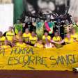 Alunos de Medicina exibem faixa com 'hino' que remete a estupro; faculdade se pronuncia