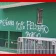 Palmeiras tem muro do Allianz Parque pichado após derrota para o Corinthians