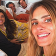 Preta Gil recebe visita de Carolina Dieckmann e Gominho após alta hospitalar