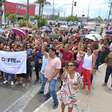 Pais e professores protestam contra falta de profissionais e precarização da educação em Lauro de Freitas