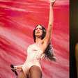 Dua Lipa faz estreia de nova turnê com looks da Chanel, Balenciaga, Valentino e Jean Paul Gaultier