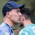 Leonardo Jardim revela bomba de atacante do Cruzeiro: "Sentiu inflamação em uma cirurgia"