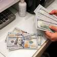 Dólar fecha em alta, aos R$ 5,71, mas tem 3ª semana seguida de queda