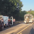 Ônibus escolar colide com caminhão bitrem; 14 estudantes são socorridos