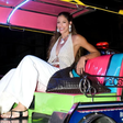 Em viagem, Mari Gonzalez exibe look com bolsa grifada luxuosa de 27 mil